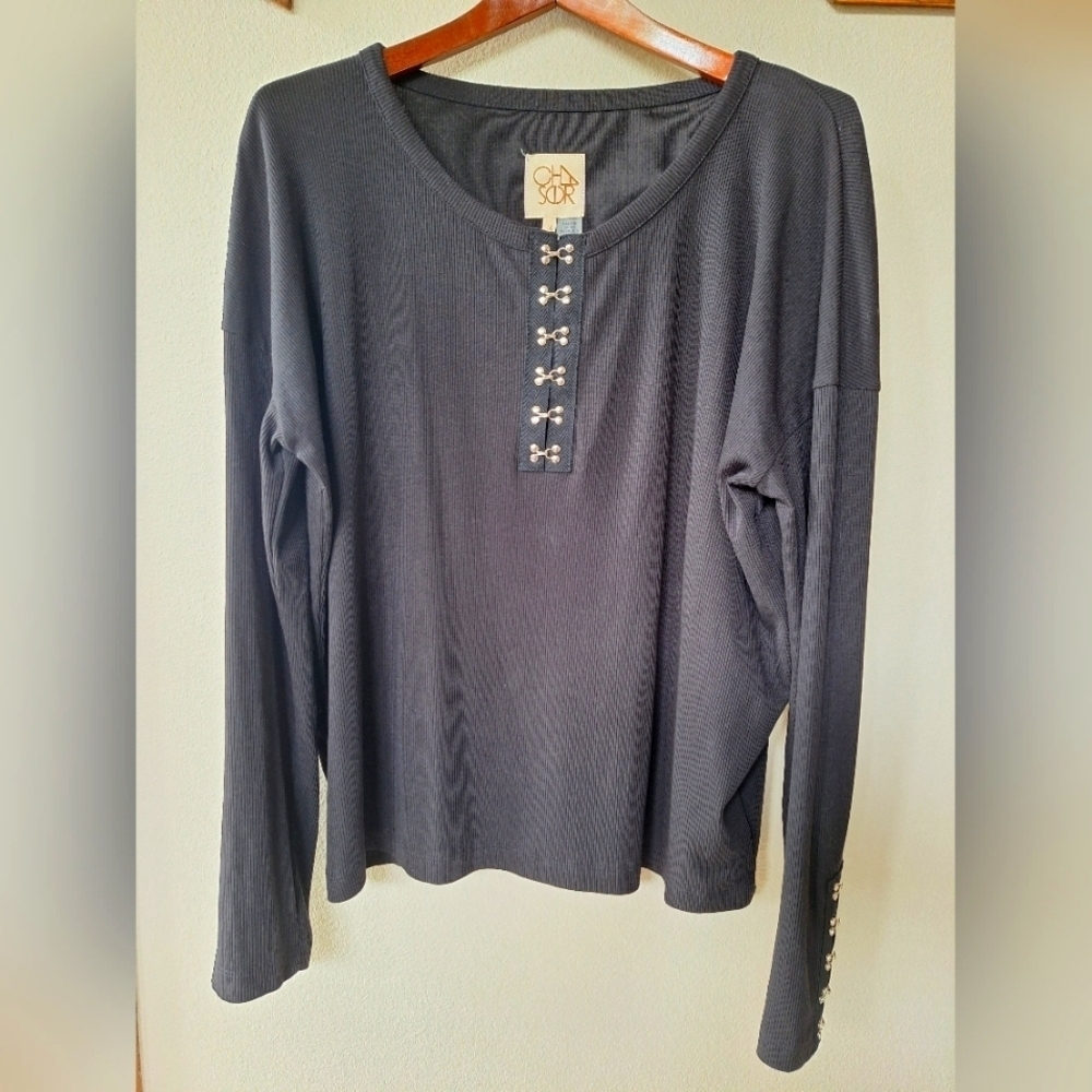 Chaser Womens Black/w Silver Hook and Eye Ribbed Henley. Size M